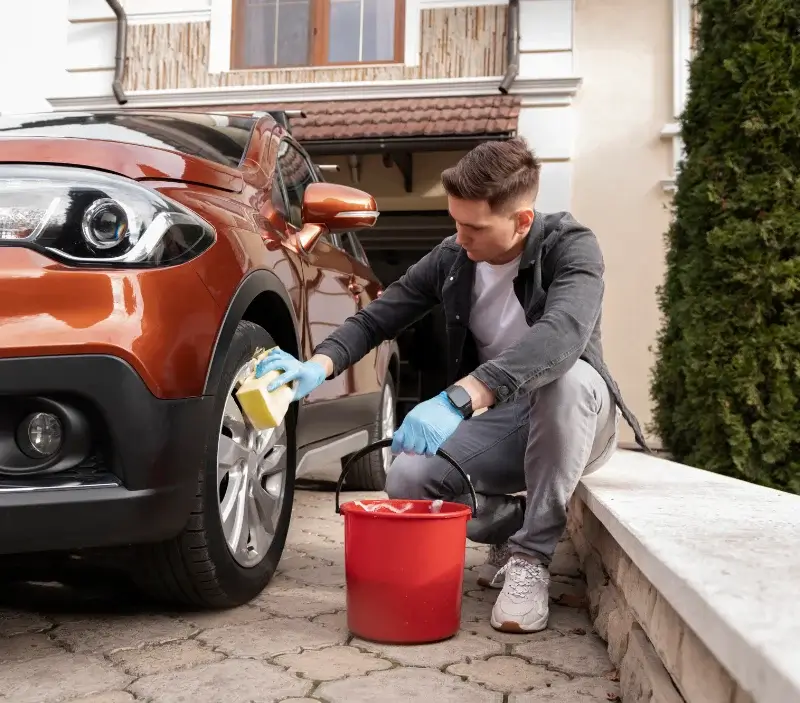 Lavage auto à domicile Mont-lès-Neufchâteau : professionnel intervenant sur un véhicule
